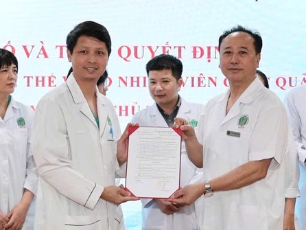 Trao quyết định bổ cho ĐDCKI. Vũ Đức Long, Điều dưỡng trưởng Khoa Gây mê hồi sức và Chống đau.